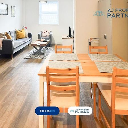 Premium Offer L Last-Minute Escape L Aj Properties L High Street Cheltenham L Parking L Ideal For Short Or Long Stays - Town Centre Apartment, 4 Beds, 1 Bathroom Luaran gambar