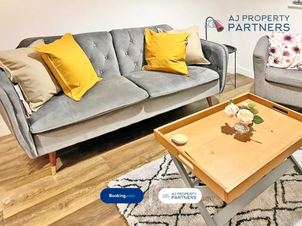 Premium Offer L Last-Minute Escape L Aj Properties L High Street Cheltenham L Parking L Ideal For Short Or Long Stays - Town Centre Apartment, 4 Beds, 1 Bathroom Luaran gambar