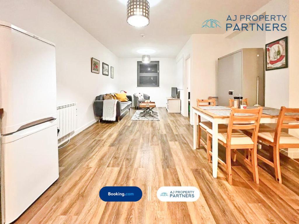 Premium Offer L Last-Minute Escape L Aj Properties L High Street Cheltenham L Parking L Ideal For Short Or Long Stays - Town Centre Apartment, 4 Beds, 1 Bathroom Luaran gambar
