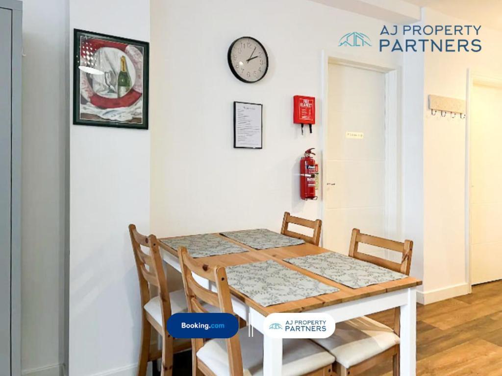 Premium Offer L Last-Minute Escape L Aj Properties L High Street Cheltenham L Parking L Ideal For Short Or Long Stays - Town Centre Apartment, 4 Beds, 1 Bathroom Luaran gambar