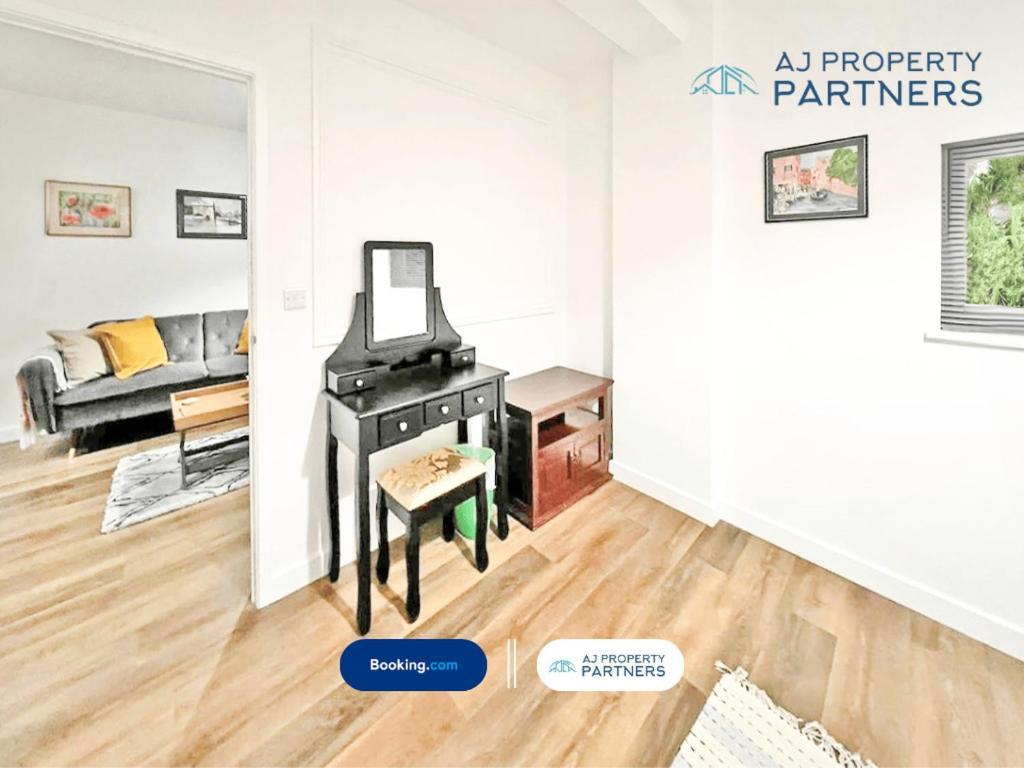 Premium Offer L Last-Minute Escape L Aj Properties L High Street Cheltenham L Parking L Ideal For Short Or Long Stays - Town Centre Apartment, 4 Beds, 1 Bathroom Luaran gambar