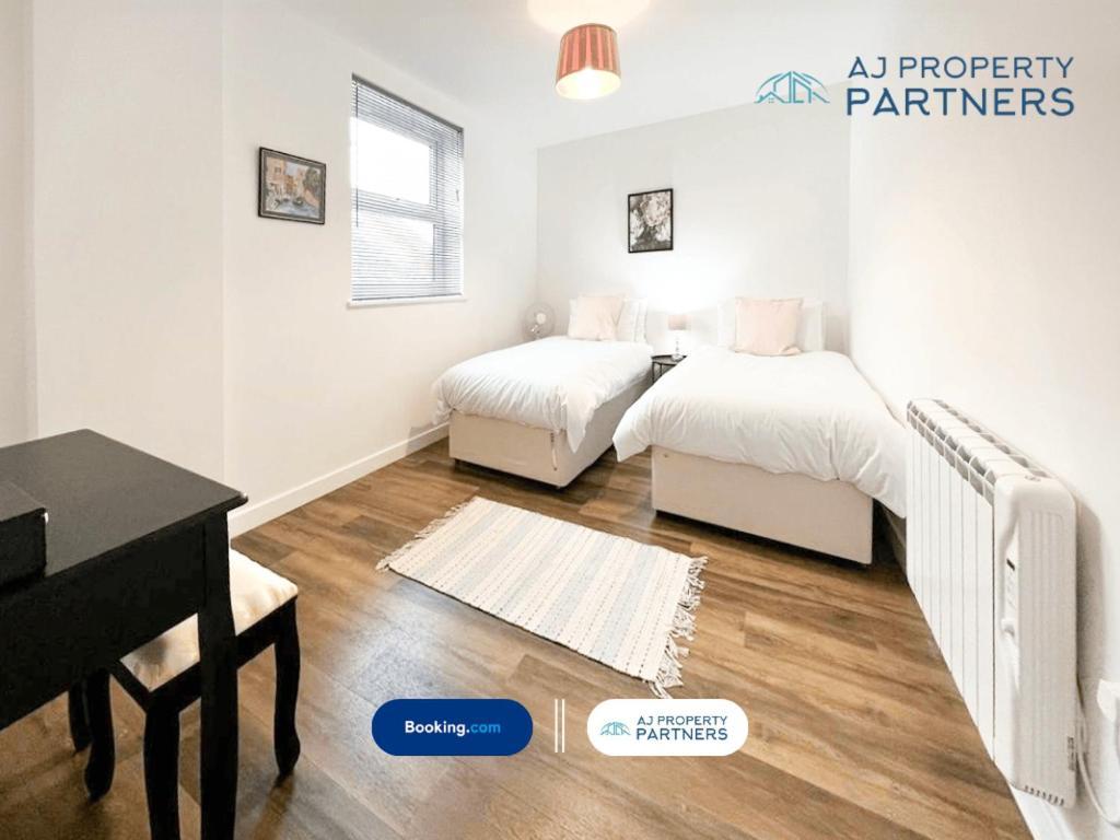 Premium Offer L Last-Minute Escape L Aj Properties L High Street Cheltenham L Parking L Ideal For Short Or Long Stays - Town Centre Apartment, 4 Beds, 1 Bathroom Luaran gambar