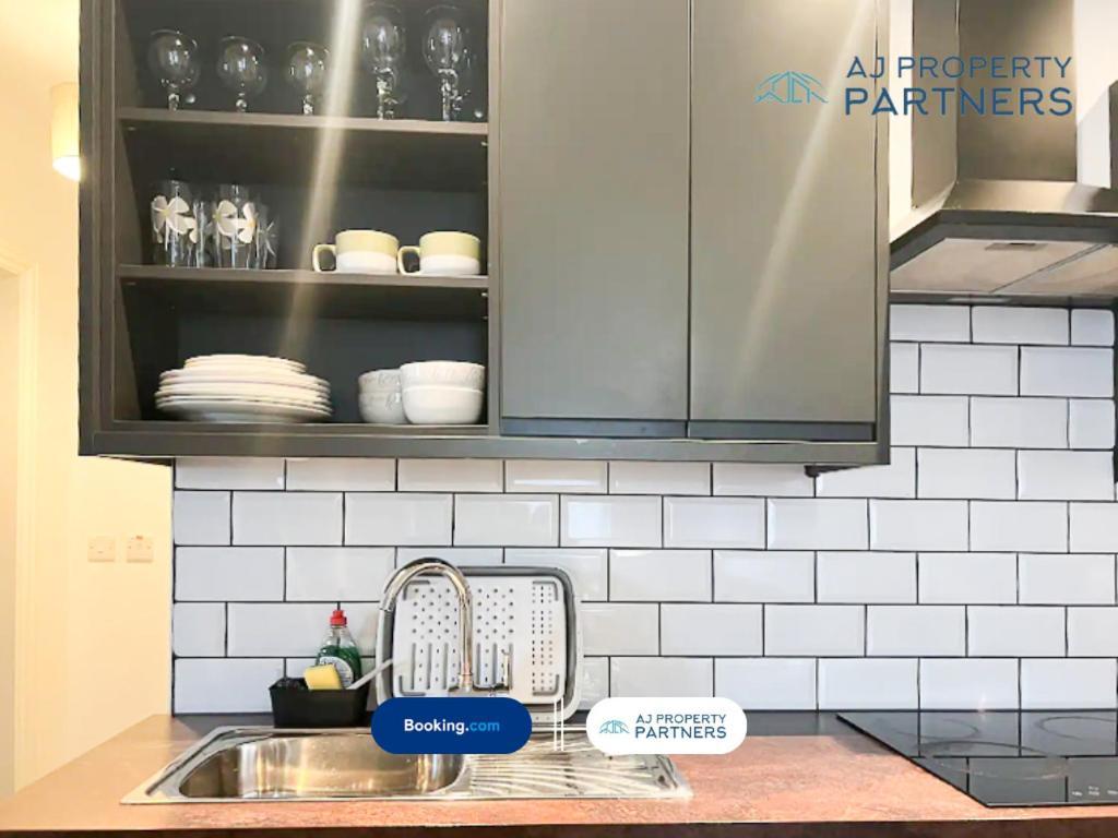 Premium Offer L Last-Minute Escape L Aj Properties L High Street Cheltenham L Parking L Ideal For Short Or Long Stays - Town Centre Apartment, 4 Beds, 1 Bathroom Luaran gambar